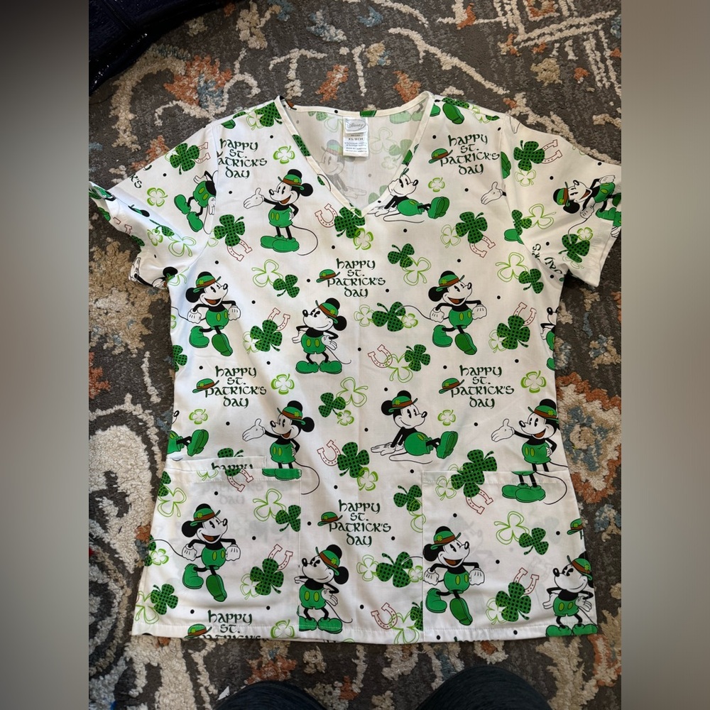 Disney Mickey Mouse St Patrick’s Day Scrub Top
EUC Wome Size‎ XS Green White